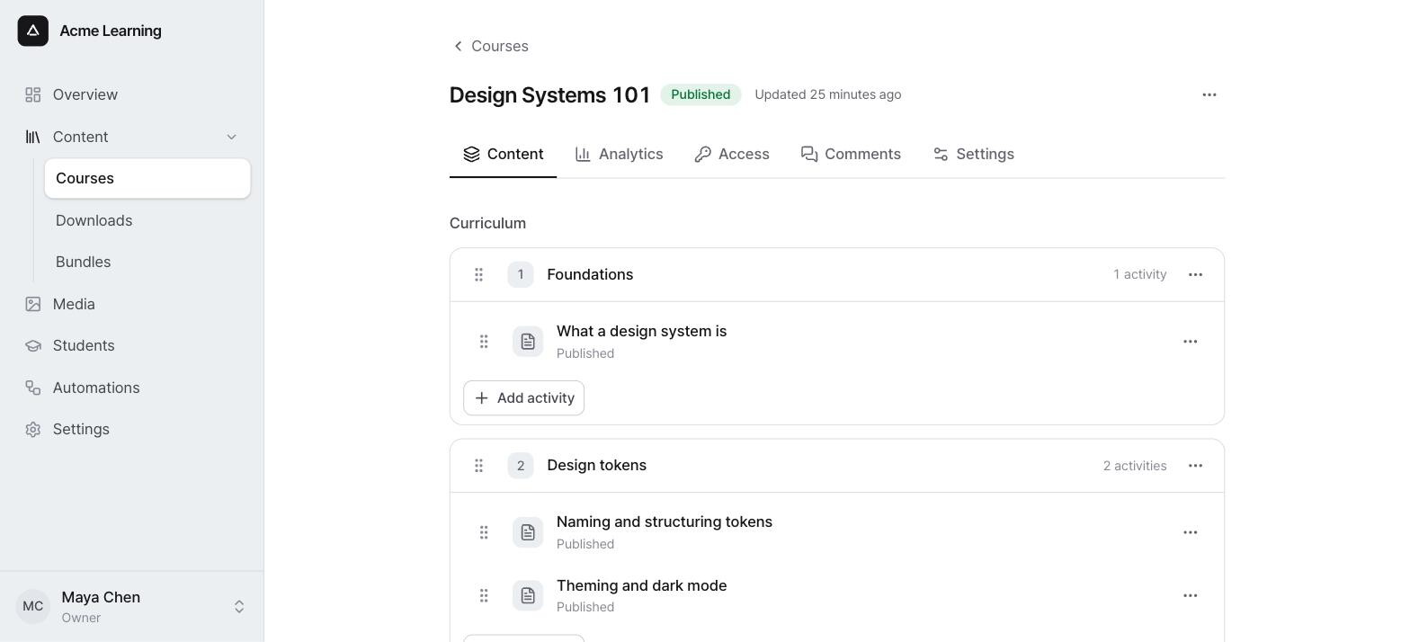 Admin back-office showing a course curriculum with modules and lessons